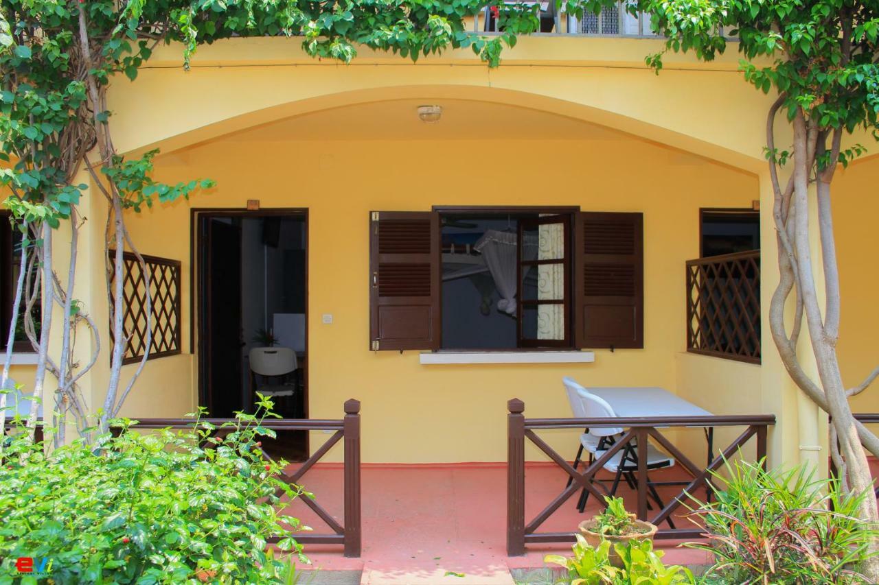 Hotel - Appartement Meuble " Les Flots Bleu " Ανταναναρίβο Εξωτερικό φωτογραφία